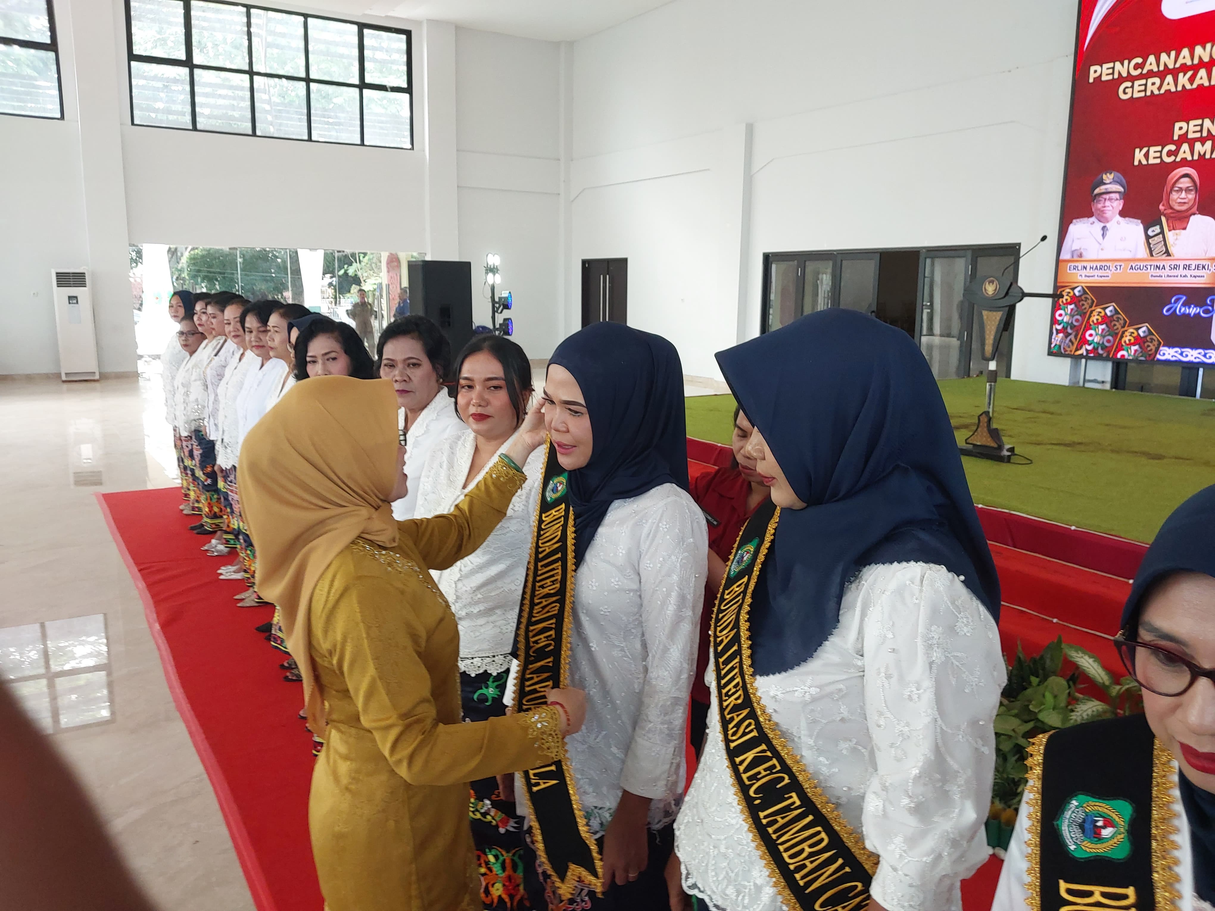 pengukuhan-bunda-literasi-ketua-tp-pkk-kecamatan-kapuas-kuala-ny-rahmawati-s-pd-i-sukses-menyemai-minat-baca-di-masyarakat