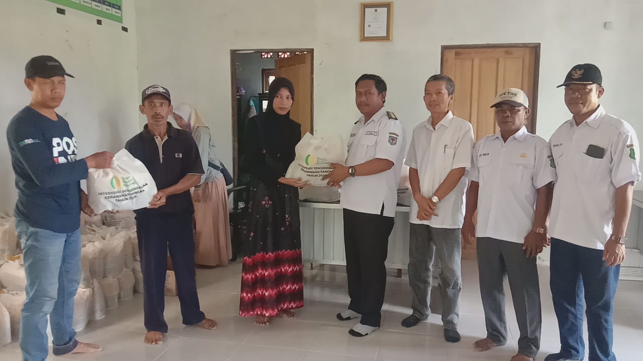 camat-kapuas-kuala-nurcahyono-kunjungi-desa-lupak-timur-untuk-monitoring-penyaluran-bantuan-kerawanan-pangan